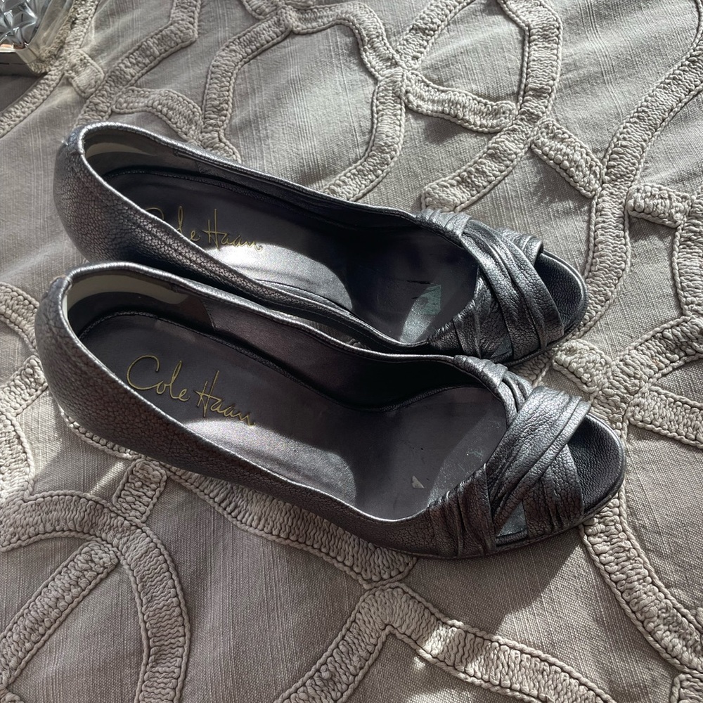 Cole Haan Silver Heels with wrap front and textured leather SIZE 8M